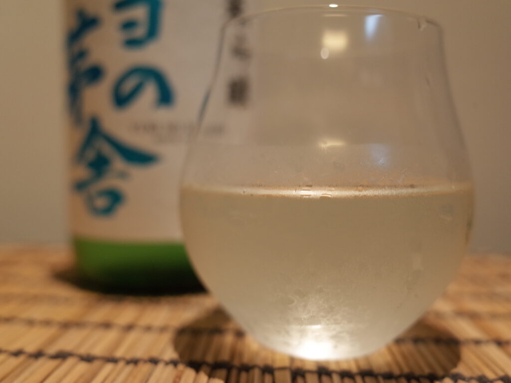 Yuki no Bosha Junmai Ginjo nalité ve sklenici.